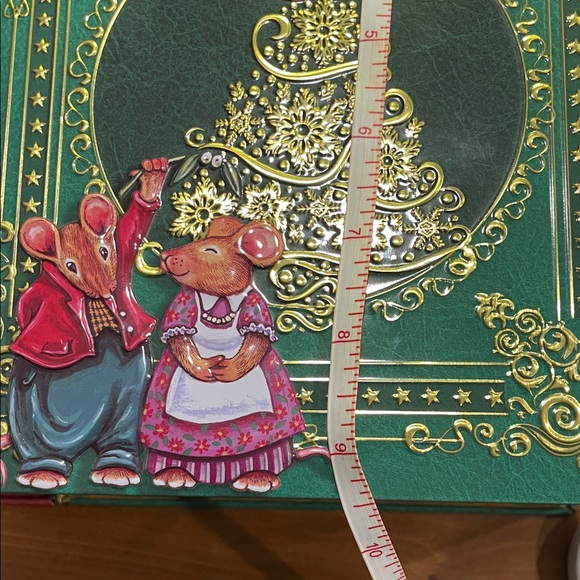 Christmas Storybook with Mice Illustration tin gift box - Picture 10 of 10